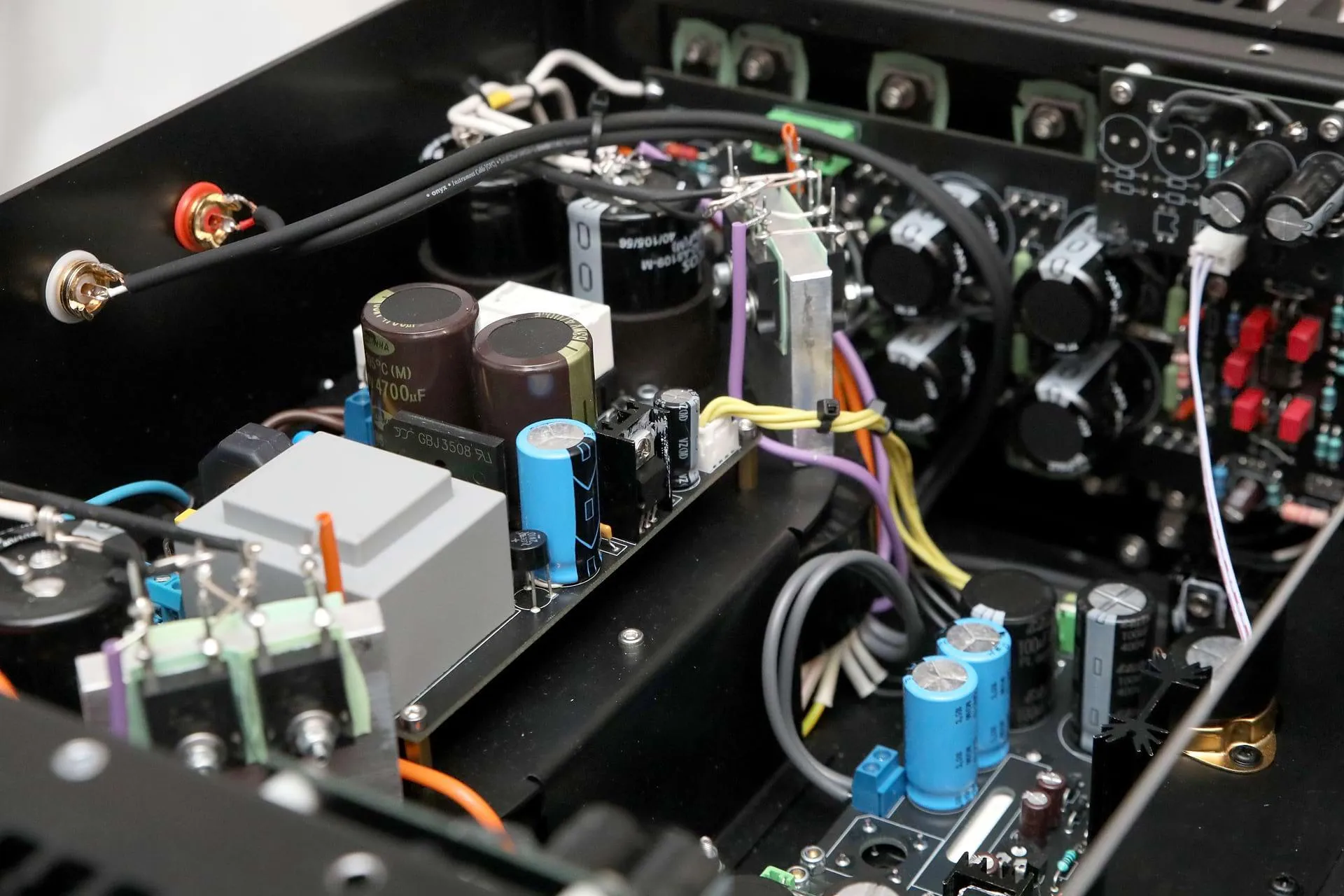 Inside the HT-120: hand dressed wiring, the toroidal transformer and the coupling capacitors